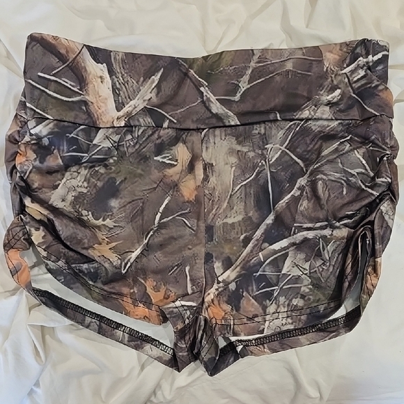 Women's Camouflage Shorts - Picture 1 of 2